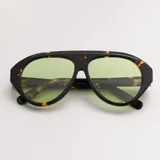 Lentes de sol estilo aviador con armazón grueso color marfil y cristales espejados en tono marrón claro.