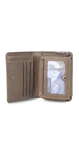 Billetera de cuero color marrón oscuro con broche metálico. Incluye monedero con cierre, compartimento para billetes y ranuras para tarjetas.