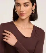 Blusa de manga larga color marrón chocolate, confeccionada en punto de viscosa con escote asimétrico y fruncido en el hombro.