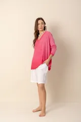 Sweater de manga larga, cuello en V, color fucsia con efecto tie-dye o degradado, de calce holgado.