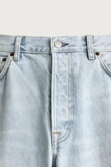 Pantalón de jean corte recto desde la cadera hasta el tobillo, con tiro medio y tejido rígido. Presenta diseño de cinco bolsillos, cierre frontal con botones y acabado en efecto lavado claro.