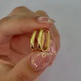 Aros tipo argolla rectangulares de oro laminado.