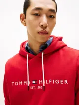 Buzo con capucha Tommy Hilfiger rojo, con cordones blancos y logo bordado en el pecho. Tiene bolsillo tipo canguro y puños y bajo acanalados.