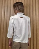 Camisa de algodón color blanco, con cuello alto con volados, mangas tres cuartos con detalles de bordado ingles y cierre frontal con botones de nácar.