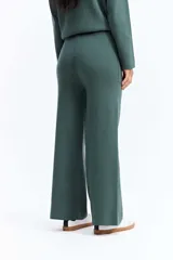 Pantalón de punto de tiro medio con corte recto y fit relajado. Presenta costuras verticales frontales que estilizan la silueta y bolsillos laterales.