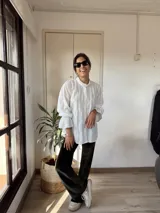 Calza de terciopelo color verde oscuro, de corte acampanado.