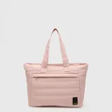 Bolso tipo tote de diseño acolchado con costuras horizontales, color rosado. Cuenta con doble asa superior, compartimento principal con cierre, bolsillo frontal con cierre y etiqueta de marca en la esquina inferior.