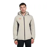 Campera deportiva Umbro con capucha, cierre frontal completo y bolsillos laterales. Diseño en color beige con paneles laterales en negro y logo de la marca bordado en naranja en el pecho.