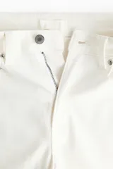 Jean skinny de tiro alto confeccionado en denim con leve stretch. Presenta diseño clásico de cinco bolsillos, cierre frontal con cremallera y botón metálico, con un corte ajustado desde la cintura hasta el bajo.