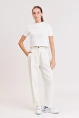 Pantalón de jean color crudo, de corte recto y tiro alto, con diseño de pinzas frontales y bolsillos laterales.