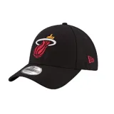 Gorra New Era modelo 9FORTY The League de los Miami Heat, color negro con el logo del equipo bordado en el frente en tonos rojo, amarillo y blanco.