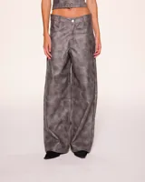 Pantalón de cuero sintético color gris con efecto desgastado, corte wide leg y tiro alto.