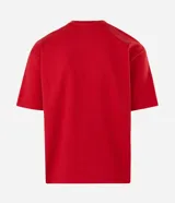 Remera masculina roja de corte recto, cuello redondo y mangas cortas. Presenta un lettering centralizado con la palabra "latinidade" en blanco.