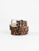 Cinturón de cuero sintético con estampado animal print de leopardo en tonos marrones y negros, con hebilla metálica dorada.