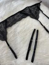 Portaligas negro de encaje elastizado con ligas ajustables.
