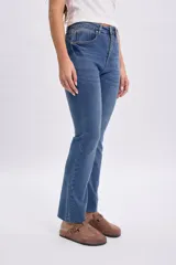Pantalón jean cropped flare de color azul medio, corte recto ligeramente acampanado en la parte inferior y tiro medio.