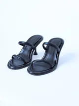 Sandalias negras de cuero con dos tiras finas y tacón de aguja.