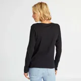 Camiseta negra de manga larga con cuello de pico.