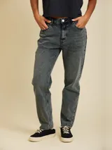 Pantalón de jean gris oscuro con efecto lavado, corte recto y tiro medio.