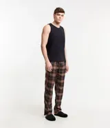 Pantalón de pijama masculino con cintura elástica y cordón de ajuste, con estampado de cuadros marrones y beige.