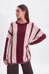 Sweater de punto con diseño de franjas verticales anchas en colores bordó y beige, cuello redondo, manga larga y corte holgado.