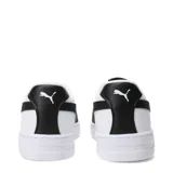 Championes Puma modelo Court Classic Clean, de diseño urbano inspirado en el tenis, con capellada blanca, franja lateral característica en negro y suela de goma blanca.