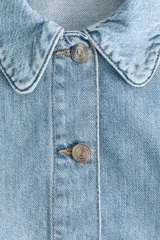 Campera corta en denim de algodón con cuello, cierre de botones y canesú en la espalda. Modelo ajustado con bolsillos parche adelante y puños abotonados.