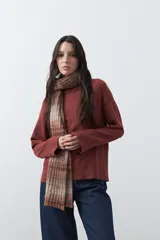 Bufanda de punto acanalado con diseño degradado en tonos tierra, beige y marrón.