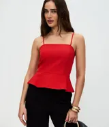Blusa peplum de sastrería confeccionada en twill, color rojo, con escote cuadrado, tirantes finos y cierre con cremallera en la espalda.