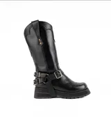 Bota de caña alta confeccionada en cuero vacuno engrasado con textura desgastada. Presenta bordados artesanales, suela con plataforma dentada y un sistema de correas con hebillas metálicas desmontables en la zona del tobillo.