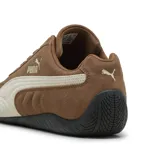 Championes Puma modelo Speedcat OG, color tostado con detalles en beige y suela negra. Confeccionados en gamuza, presentan el logo de la marca en el lateral y en la puntera.