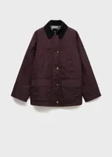 Parka color bordó, de corte recto, con cierre frontal de cremallera y botones a presión. Presenta cuello camisero de pana, bolsillos frontales de parche con solapa y mangas largas con puños ajustables. Incluye forro interior.