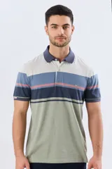 Remera polo de manga corta con diseño a rayas horizontales en tonos beige, celeste, rosado, azul marino y verde. Cuenta con cuello polo y cierre frontal con botones.