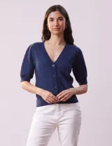 Cárdigan tejido azul marino, marca Tahari. Escote en V, manga corta abullonada con puño y cierre frontal con botones.