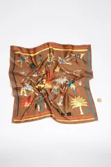 Pañuelo de poliéster reciclado color blanco con estampado colorido y accesorio metálico dorado.