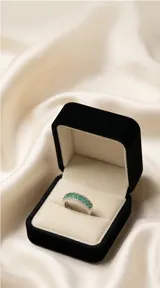 Anillo de plata 925 con diseño medio sin fin, decorado con una hilera central de piedras verdes ovaladas y dos hileras laterales de circonias pavé.