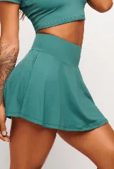 Pollera short deportiva color verde esmeralda, con short interno con bolsillos laterales.
