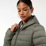 Campera acolchada tipo puffer ligera, color verde militar, con cierre frontal, capucha integrada y diseño de costuras horizontales.