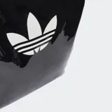 Bolso shopper Adidas de diseño minimalista en material sintético efecto charol brillante color negro. Cuenta con doble asa de mano y correas largas para llevar al hombro, cierre principal y logo del trifolio estampado en color blanco en la parte frontal.