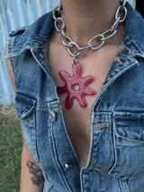 Collar plateado con cadena de eslabones grandes y dije abstracto con forma de flor color negro con glitter. El dije es desmontable.