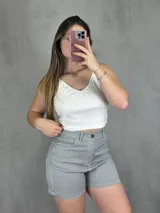 Short de tiro alto con estampado de rayas verticales en blanco y negro.