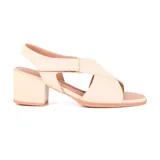 Sandalias de cuero color beige con tiras cruzadas y ajuste con velcro. Cuentan con tecnología Care Juanetes y taco cuadrado.