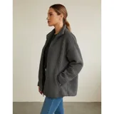 Campera de corderito color blanco, con cierre frontal completo, cuello alto y bolsillo frontal con cierre. Presenta un diseño forrado y cálido, ideal para la temporada de invierno.