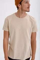 Remera de algodón de corte clásico, color negro, con cuello redondo y mangas cortas.