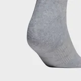 Pack de tres pares de medias soquetes Adidas con amortiguación en la planta del pie. Diseño deportivo con logo de la marca en el tobillo, confeccionadas en tejido suave y resistente.