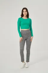 Calza larga negra con estampado de cuadros blancos.