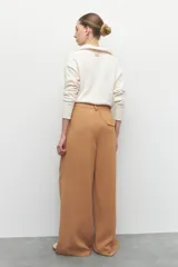 Pantalón de vestir color camel, de tiro alto y corte palazzo.