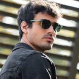 Lentes de sol unisex de forma geométrica, con armazón verde y lentes verdes polarizadas con protección UV 400.