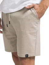 Short de felpa color negro, con cordón ajustable en la cintura y corte casual.