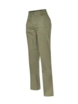 Pantalón cargo de tiro alto RKF modelo Garda, color verde militar, confeccionado en algodón orgánico suave y transpirable. Presenta diseño con múltiples bolsillos frontales, detalles de paneles reforzados en las rodillas y cierre frontal con botón metálico.